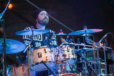 Temperamentna Tanja Žagar je razgrela kamniško publiko za najdaljšo noč v letu in silvestrovanje v centru Pravljičnega Kamnika (9)